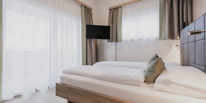 Hotels an der Piste - Preisniveau: gehoben - March (Goldegg) - Schlafzimmer Panorama Suite - FIRSTpeak Zauchensee