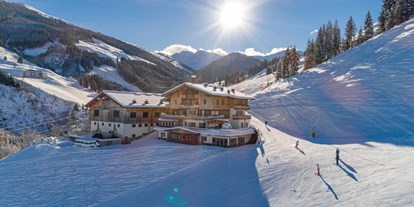 Hotels an der Piste - Parkplatz: kostenlos beim Hotel - Ferienwohnungen in Saalbach-Hinterglemm - direkt an der Skipiste! Ski-In & Ski-Out am 12erKogel - Ferienwohnungen Perfeldhof