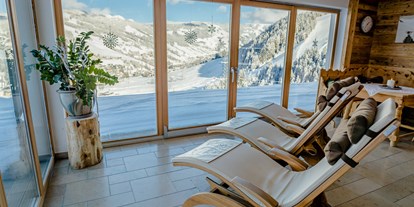 Hotels an der Piste - Skiraum: Skispinde - Ferienwohnung mit Sauna in Saalbach-Hinterglemm. Unser Panoramawellnessbereich hat eine atemberaubende Aussicht auf Hinterglemm - Ferienwohnungen Perfeldhof