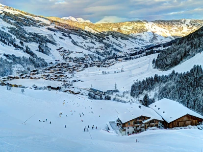 Hotels an der Piste - Hotel-Schwerpunkt: Skifahren & Familie - Prama - Aussicht ins Tal bei Tagesanbruch - Ferienwohnungen Perfeldhof