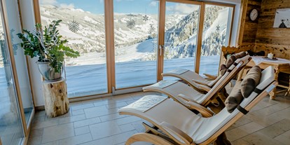 Hotels an der Piste - Ski-In Ski-Out - Aus unserer Sauna mit Ruheraum hat man eine atemberaubende Aussicht auf Hinterglemm - Ferienwohnungen Perfeldhof