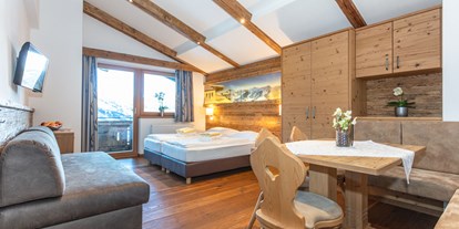 Hotels an der Piste - Hotel-Schwerpunkt: Skifahren & Familie - Zimmerbeispiel der Ferienwohnung "50" im Dachgeschoss - Ferienwohnungen Perfeldhof