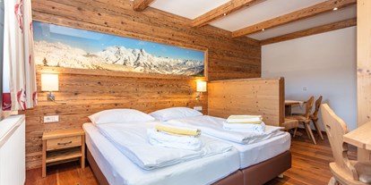 Hotels an der Piste - Skiraum: Skispinde - Zimmerbeispiel der Ferienwohnung "Galerie" im Dachgeschoss - Ferienwohnungen Perfeldhof