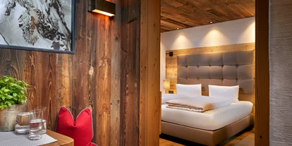 Hotels an der Piste - Wellnessbereich - Urreiting - Schlafzimmer mit Doppelbett (teilweise mit Stockbett) - Promi Alm Flachau