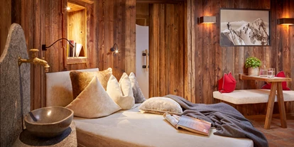 Hotels an der Piste - Wellnessbereich - Urreiting - Wellnessliege vor der Sauna - Promi Alm Flachau