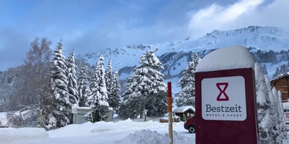 Hotels an der Piste - Hotel-Schwerpunkt: Skifahren & Familie - Graubünden - Aussicht Hoteleingang - Bestzeit Lifestyle & Sport Hotel