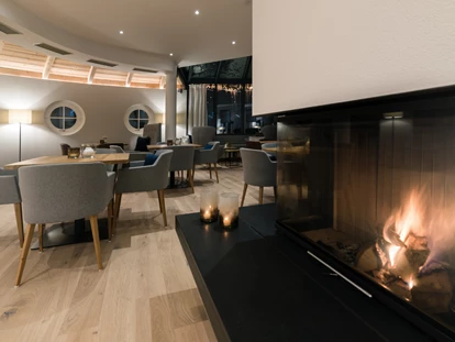 Hotels an der Piste - Preisniveau: moderat - Winkl (Obertraun) - Lodge-Lounge mit offenem Kamin - meiZeit Lodge