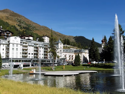 Hotels an der Piste - Hotel-Schwerpunkt: Skifahren & Wellness - Calfreisen - Außenansicht im Sommer - Precise Tale Seehof Davos