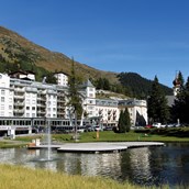 Hotels an der Piste: Außenansicht im Sommer - Precise Tale Seehof Davos