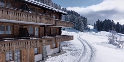 Hotels an der Piste - Parkplatz: gebührenpflichtig beim Hotel - Sufers - Aussenansicht Winter Chalet - Ski in and Ski out - Hotel Dieschen