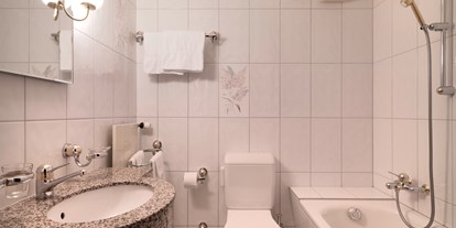 Hotels an der Piste - Verpflegung: Frühstück - PLZ 7270 (Schweiz) - Badezimmer - Hotel Dieschen