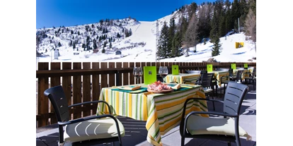 Hotels an der Piste - Preisniveau: gehoben - Arabba, Livinallongo del Col di Lana Südtirol - Terrasse auf der Skipiste - Sports&Nature Hotel Boè