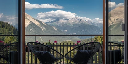 Hotels an der Piste - geführte Skitouren - Lantsch/Lenz - Aussicht Sommer Berghotel Tgantieni Lenzerheide vom Zimmer - Berghotel Tgantieni