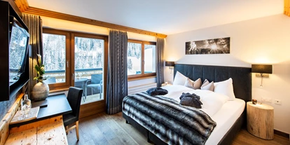 Hotels an der Piste - Hotel-Schwerpunkt: Skifahren & Ruhe - Zams - Alpine Superior Doppelzimmer
Edle Einrichtung, Holzboden, Sternenhimmel. 
Vom Zimmer und vom grosszügigen Balkon aus haben Sie eine herrliche Aussicht auf die Samnauner Bergwelt. 
Ausgestattet mit Flatscreen-HDTV, Radio und Zimmersafe. Gratis-WLan. Im Badezimmer finden Sie zudem einen Haartrockner, einen Kosmetikspiegel, flauschige Frotteewäsche, Pure Herbs-Pflegeprodukte und weitere Hygieneartikel. Bademantel für den Besuch unseres hauseigenen Wellnessbereichs. Aussen-Parkplatz im Zimmerpreis inkludiert. Keine Zusatzbetten. Keine Haustiere. - LARET private Boutique Hotel | Adults only