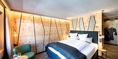 Hotels an der Piste - Schweiz - Nature Superior - Gesunder Schlaf im Arvenholz-Zimmer!
Bettengrösse (LxBxH): 200 x 180 x 73cm
Zimmergrösse: 24m2
Ausgestattet mit Walk-in Regendusche, Doppelwaschbecken aus Naturstein, Holzboden in Fischgrätverlegung, WC, Flatscreen-HDTV und -Radio, Zimmersafe, Effektfeuer, Balkon und Gratis-WLan.
Im Badezimmer finden Sie einen Haartrockner, flauschige Frotteewäsche, Pflegeprodukte und weitere Hygieneartikel. Bademäntel für den Besuch unseres hauseigenen Wellnessbereichs.
Halbpension im Zimmerpreis inkludiert:
Frühstücksbuffet mit Spezialitäten aus der Samnauner Sennerei und frischgekochten Eierspeisen
5-Gang Wahl Abendmenu mit hausgemachtem, ofenfrischem Brot zum Einstieg
Aussen-Parkplatz direkt vor dem Hotel im Zimmerpreis inkludiert.
Nichtraucherzimmer. Keine Zusatzbetten. Keine Haustiere. - LARET private Boutique Hotel | Adults only