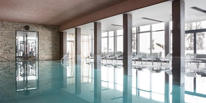 Hotels an der Piste - Skiraum: videoüberwacht - Villa (Ayent) - Pool - Hotel Crans Ambassdor