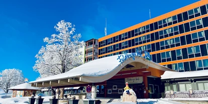 Hotels an der Piste - Ladestation Elektroauto - Skigebiet Feldberg - Hotelauffahrt-Winter - Feldberger Hof
