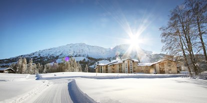 Hotels an der Piste - Hotel-Schwerpunkt: Skifahren & Romantik - Panoramahotel Oberjoch von Weitem - Panorama Hotel Oberjoch