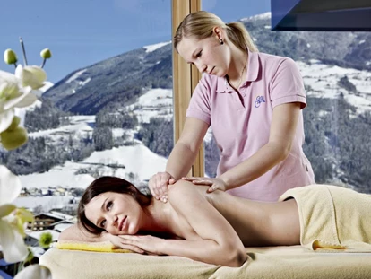 Hotels an der Piste - Hallenbad - Uderns - Massage- und Beautyangebote - Alpin Family Resort Seetal ****s