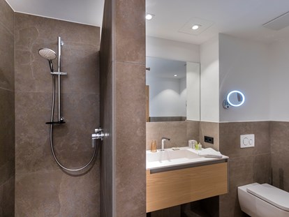 Hotels an der Piste - Sexten Moos - Komplett erneuerte Badezimmer mit modernem alpinen Design - Defereggental Hotel & Resort