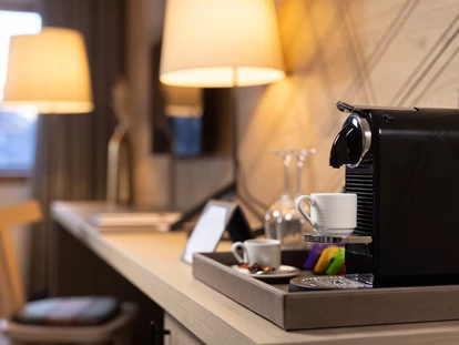 Hotels an der Piste - barrierefrei - Hollbruck - Nespresso-Kaffeemaschinen & erlesene Tee-Sorten exklusiv in den Maisonetten & 2-Raum-Suiten - Defereggental Hotel & Resort