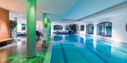 Hotels an der Piste - Hotel-Schwerpunkt: Skifahren & Wellness - Skizentrum St. Jakob i. D. - Großzügigier Wellnessbereich mit Hallenbad und elegantem Sauna-Bereich - Defereggental Hotel & Resort