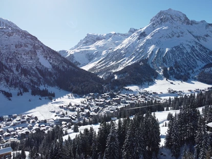 Hotels an der Piste - Hotel-Schwerpunkt: Skifahren & Tourengehen - Ausserbraz - Blick Richtung Lech ins Tal.... - Boutique Hotel Sabine****