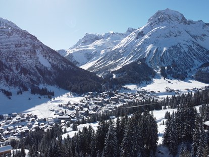 Hotels an der Piste - Skikurs direkt beim Hotel: eigene Skischule - Blick Richtung Lech ins Tal.... - Boutique Hotel Sabine****
