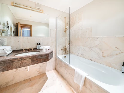 Hotels an der Piste - Preisniveau: exklusiv - Zams - Badezimmer Standard Doppelzimmer - Hotel Maiensee