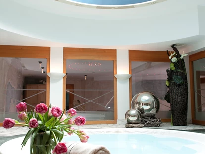 Hotels an der Piste - Hotel-Schwerpunkt: Skifahren & Wellness - Ausserbraz - Whirl Pool Sauna Landschaft - Hotel Maiensee