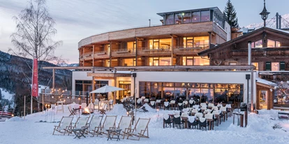 Hotels an der Piste - Skiraum: vorhanden - Steinbach (Bruck an der Großglocknerstraße) - Sonnenterrasse mit Sundowner, DJ und gemütliche Winteratmosphäre - Holzhotel Forsthofalm