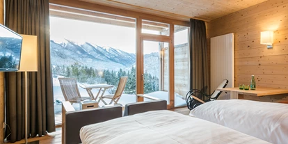 Hotels an der Piste - WLAN - Zell am See - Zimmer aus Mondholz mit Blick auf die Berge - Holzhotel Forsthofalm