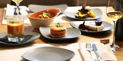 Hotels an der Piste - Rodeln - Salzburg - Organic Food vom Holzkohlegrill. Auswahl aus Steak, Fisch und vegetarischen sowie veganen Gerichten - Holzhotel Forsthofalm