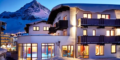Hotels an der Piste - Skiraum: versperrbar - Völs - Hotel Konradin bei Nacht - Hotel Konradin****