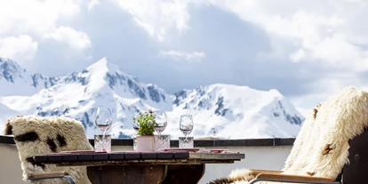 Hotels an der Piste - Hotel-Schwerpunkt: Skifahren & Kulinarik - Götzens - Sonnenterrasse mit herrlichem Ausblick auf die Gipfel - Hotel Konradin****