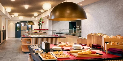 Hotels an der Piste - Skiraum: versperrbar - Götzens - Frühstücks Buffet im Hotel Konradin mit frischem Tiroler Brot und regionalen Lebensmitteln - Hotel Konradin****