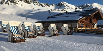 Hotels an der Piste - Skikurs direkt beim Hotel: für Erwachsene - Völs - Kiaser-Max-Hütte mit Sonnenterrasse für einen entspannte Hütteneinkehr - Hotel Konradin****