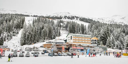 Hotels an der Piste - Hotel-Schwerpunkt: Skifahren & Ruhe - Mützens - Ski-in Ski-out. Bei uns ist das kein leerer Begriff, sondern Ihr persönlicher Wintertraum. Wir befinden uns mitten im Top-Skigebiet Hochfügen-Hochzillertal (1.500m bis 2.500m) mit 90 Kilometern Fahrspaß und 39 Liftanlagen. Das Berghotel Hochfügen liegt direkt an der Piste, jedoch ist die Zufahrt mit dem Auto bis vor die Haustür möglich. Alles unter einem Dach: Skischule, Skiverleih, Almkiosk, Aprés Ski Gogola Alm & Bar-Lounge finSING – damit Sie sich umso schneller ins Skivergnügen stürzen können. - Berghotel Hochfügen****