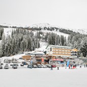 Skihotel - Ski-in Ski-out. Bei uns ist das kein leerer Begriff, sondern Ihr persönlicher Wintertraum. Wir befinden uns mitten im Top-Skigebiet Hochfügen-Hochzillertal (1.500m bis 2.500m) mit 90 Kilometern Fahrspaß und 39 Liftanlagen. Das Berghotel Hochfügen liegt direkt an der Piste, jedoch ist die Zufahrt mit dem Auto bis vor die Haustür möglich. Alles unter einem Dach: Skischule, Skiverleih, Almkiosk, Aprés Ski Gogola Alm & Bar-Lounge finSING – damit Sie sich umso schneller ins Skivergnügen stürzen können. - Berghotel Hochfügen****