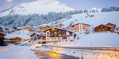 Hotels an der Piste - Lech - Genießen Sie den Wintertraum in unserem schönen Dorf. Bei Tag oder bei Nacht genießen Sie die frische Bergluft bei einem Spaziergang durch das Dorf und die Spazierwege. - Hotel Anemone