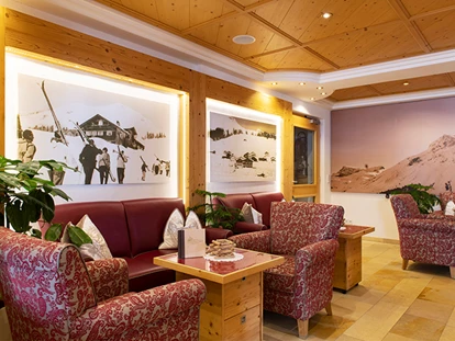 Hotels an der Piste - Hotel-Schwerpunkt: Skifahren & Ruhe - Thüringerberg - Lobby

Lassen Sie den Tag entspannt ausklingen bei einem erfrischenden Limo oder einem Bier, Cocktail, ein Gläschen Wein in unserer Lobby mit Blick aufs Kriegerhorn.
 - Hotel Anemone