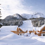 Hotels an der Piste: Hüttendorf im Winter - AlpenParks Aktiv & Natur Resort Hagan Lodge Altaussee