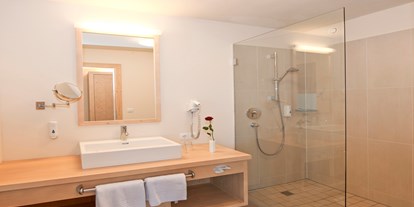 Hotels an der Piste - WLAN - Söll - Komfort Badezimmer mit begehbare Dusche - Das Seiwald