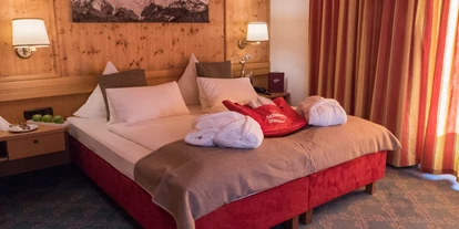 Hotels an der Piste - Hotel-Schwerpunkt: Skifahren & Familie - Unterwössen - Doppelzimmer Ambiente - Natürliche Materialien und die frische Bergluft sorgen für ein angenehmes Wohnklima - Das Seiwald
