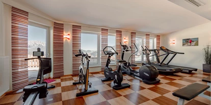 Hotels an der Piste - Sonnenterrasse - Gosauzwang - Fitnessraum mit modernen Geräten und herrlichem Ausblick. - Hotel Waldfrieden