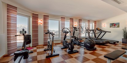 Hotels an der Piste - Wellnessbereich - Fitnessraum mit modernen Geräten und herrlichem Ausblick. - Hotel Waldfrieden