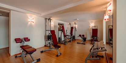 Hotels an der Piste - Wellnessbereich - Flachau - Fitnessraum mit modernen Geräten und herrlichem Ausblick. - Hotel Waldfrieden