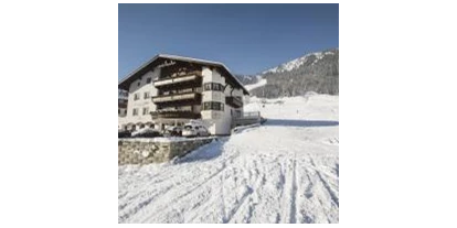 Hotels an der Piste - Skiservice: Wachsservice - Zams - Winteransicht SKI-IN & SKI-OUT - Hotel Garni Landhaus Strolz