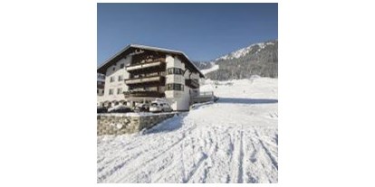 Hotels an der Piste - Kinder-/Übungshang - Ski Arlberg - Winteransicht SKI-IN & SKI-OUT - Hotel Garni Landhaus Strolz