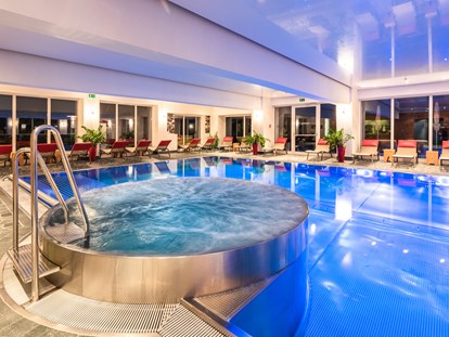 Hotels an der Piste - Skiraum: videoüberwacht - Jochberg (Jochberg) - Farblichthallenbad mit integriertem Whirlpool - Wander- & Wellnesshotel Gassner****s